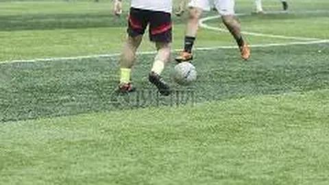 张纪中69岁携子女欢度万圣节，全程抱女儿引网友热议