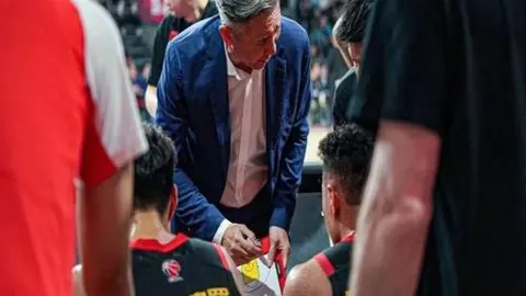 “昨日惊悚上篮突破瞬间”